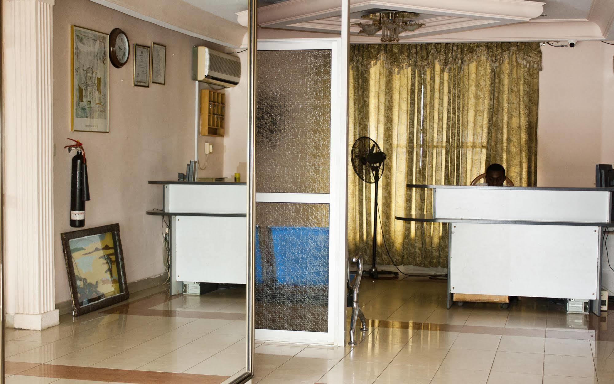 East Legon Guest Lodge Madina Eksteriør bilde