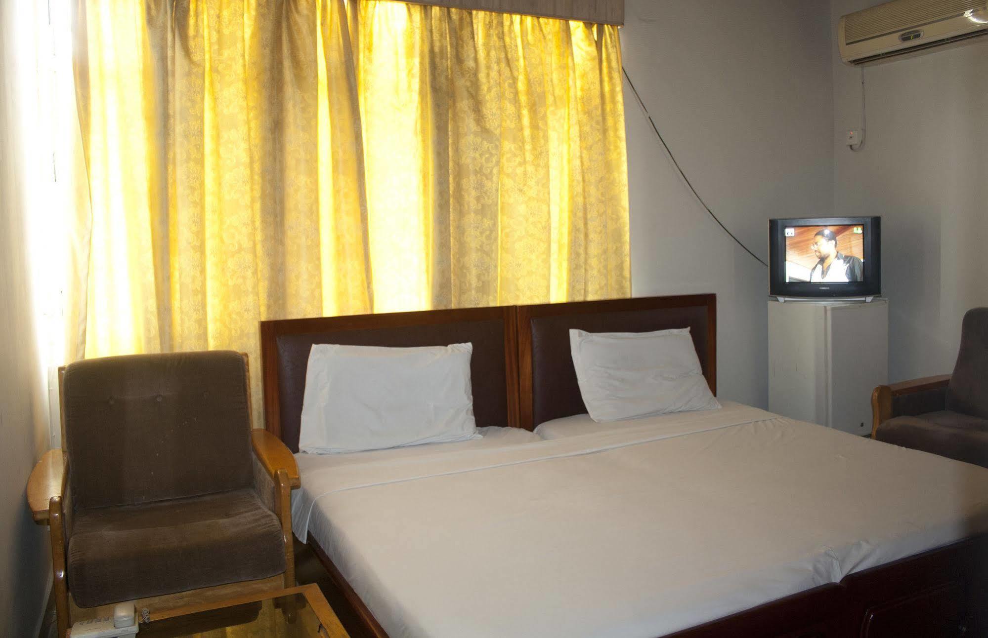 East Legon Guest Lodge Madina Eksteriør bilde