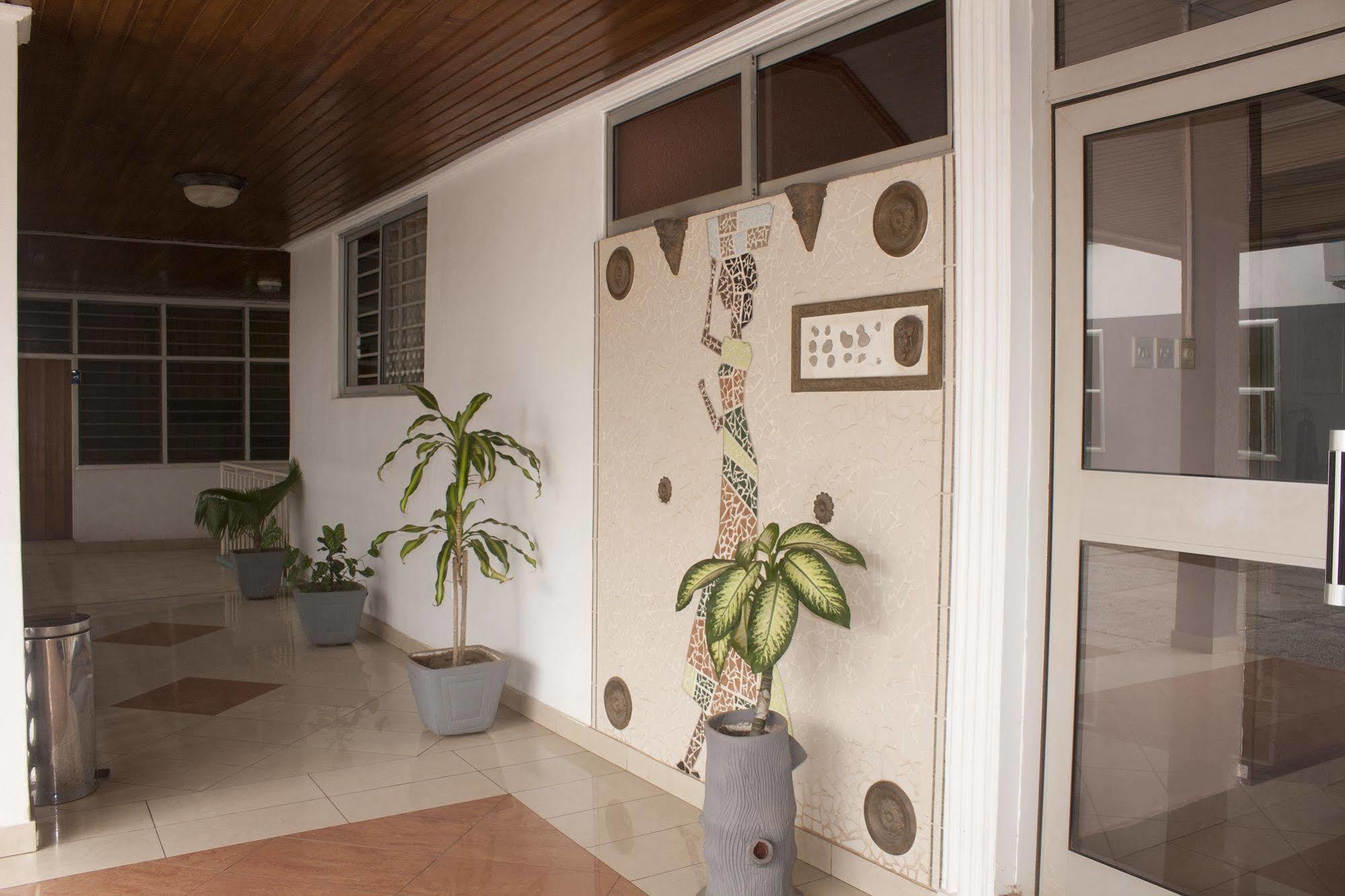 East Legon Guest Lodge Madina Eksteriør bilde