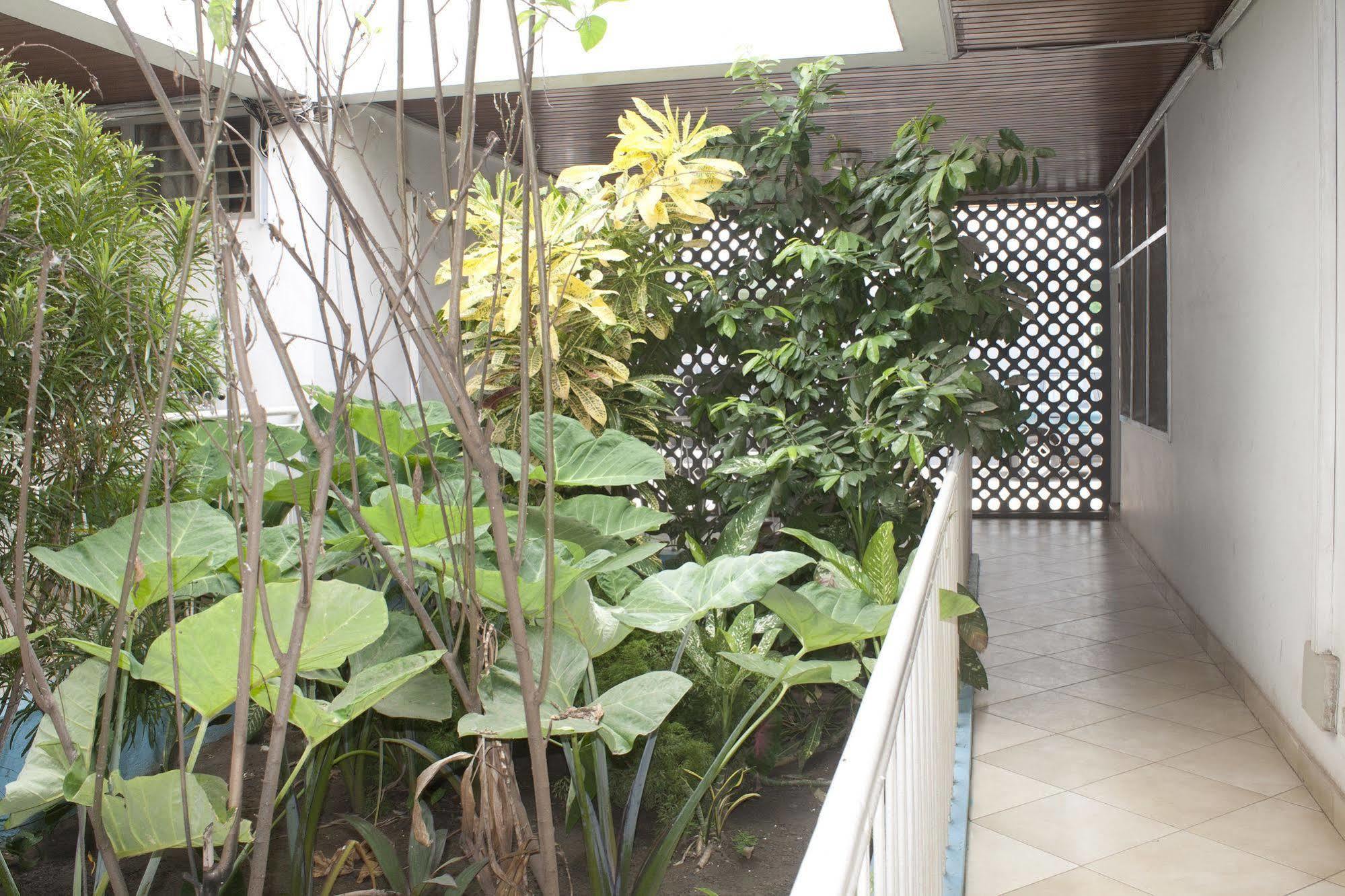 East Legon Guest Lodge Madina Eksteriør bilde